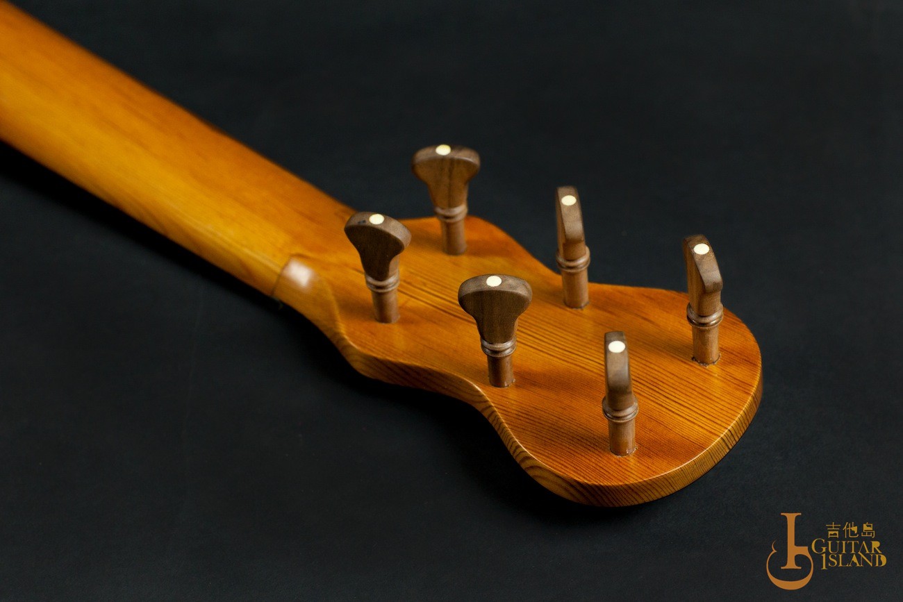琴颈方面，克努使用了非常老的松木，它已经有200年的历史。弦钮是一种非常特殊的胡桃木 ...